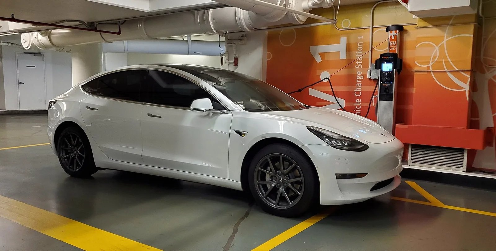 Assurance voiture électrique 2026 : prix moyen et pourquoi elle coûte plus cher